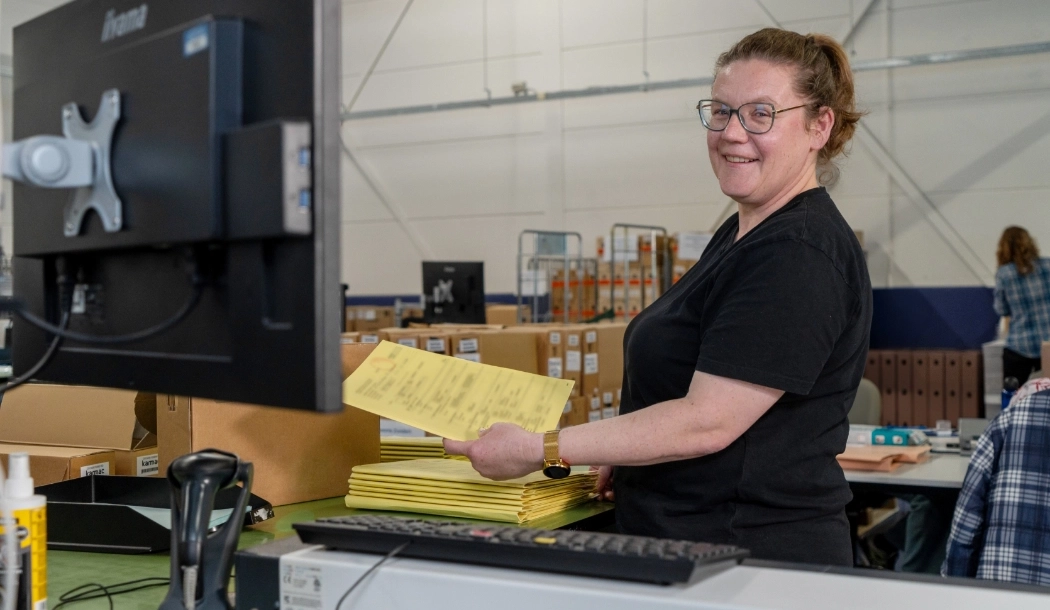 Medewerker digitaliseert vastgoed documenten