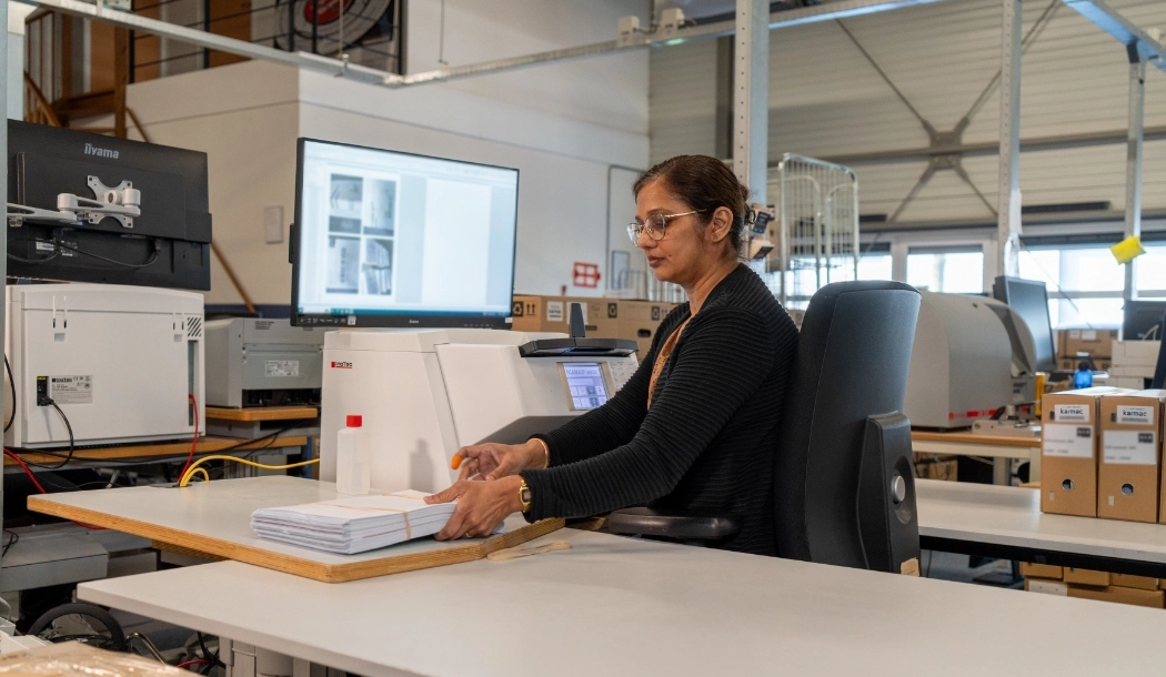 Medewerker digitaliseert zorg documenten